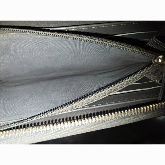 Pristine Condition Chanel Striated Iridescent Patent Leather Zippy Wallet - Picture 10 of 11